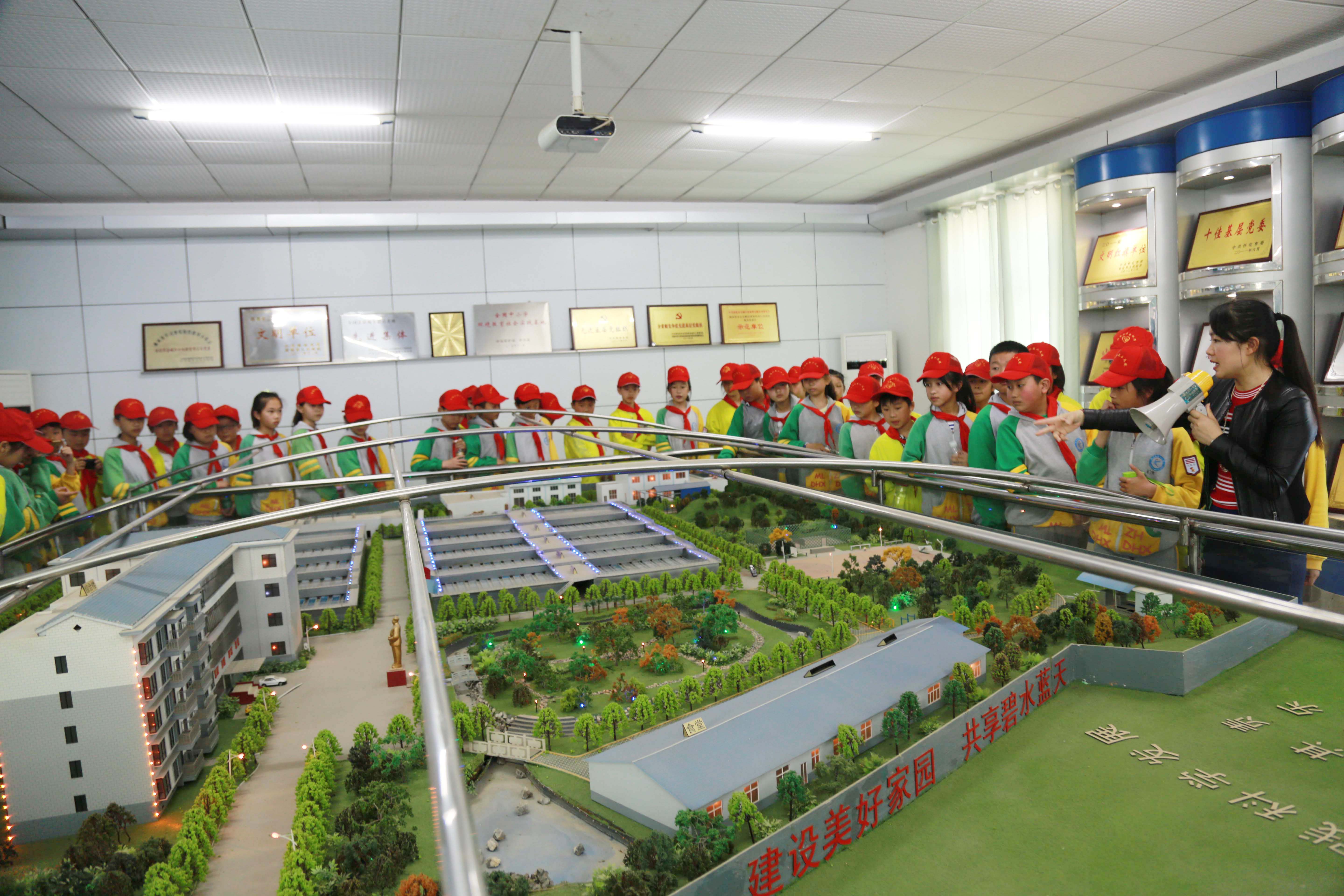 城管进校园 宏宇小学参观市污水处理有限乐鱼网站_乐鱼(中国).jpg